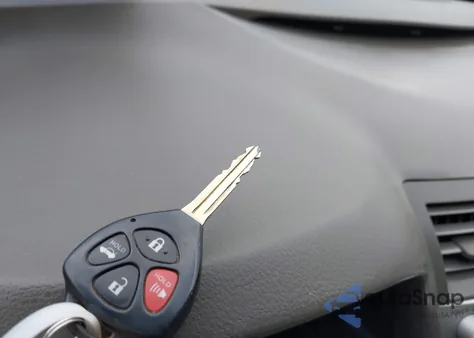 2010 Toyota Camry Le z USA, uszkodzony, nr VIN 4T1BF3EK6AU533642